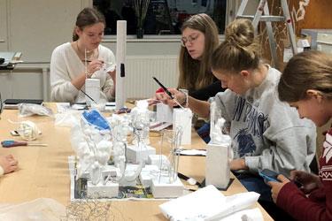 Elever der er ved at male keramik - optagelse på Præ-BGK