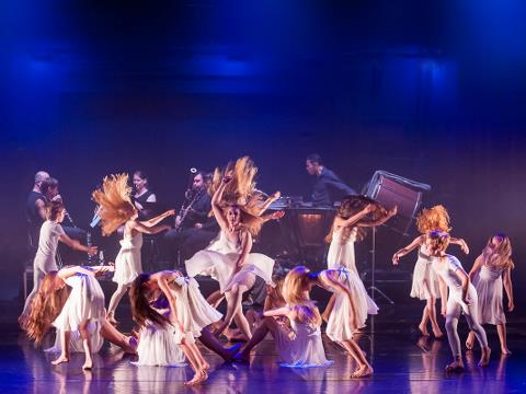 Billedet viser balletten danse til det Stor jubilæumsforestilling i Musikhuset Esbjerg.